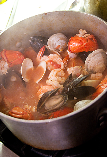 The Beauty (& Simplicity) of a One-Pot dish: Bouillabaisse!