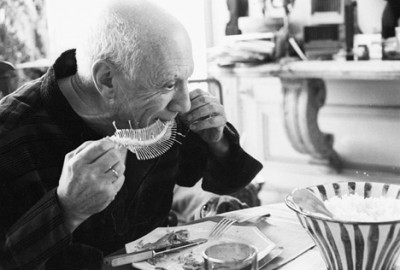 picasso-eating-fish